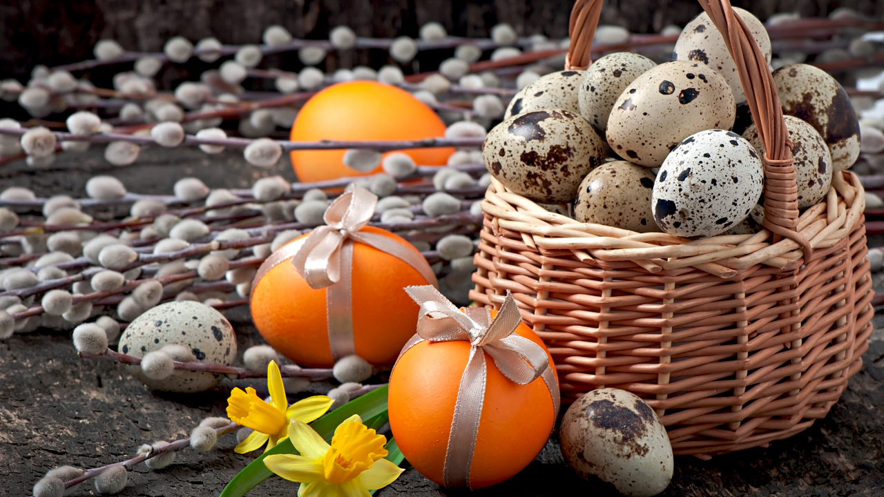 Корзина с перепелиными и куриными яйцами с ветками вербы на Пасху