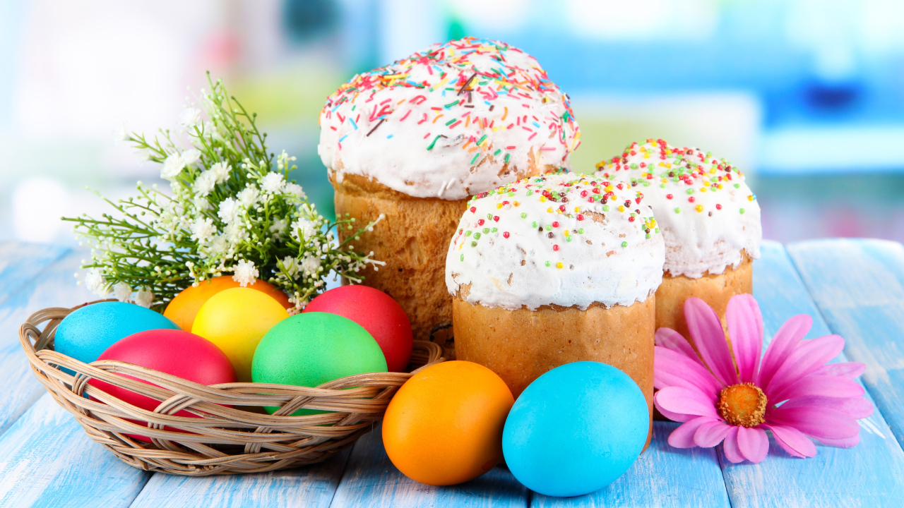 Куличи с крашеными яйцами на столе на Пасху