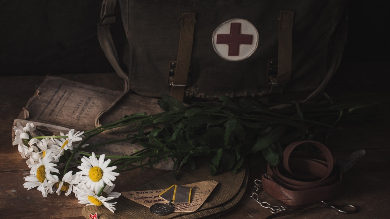 Букет ромашек, сумка медсестры и письмо с медалью на День победы
