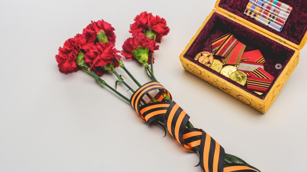 Медали у букет гвоздик с георгиевской лентой на 9 мая