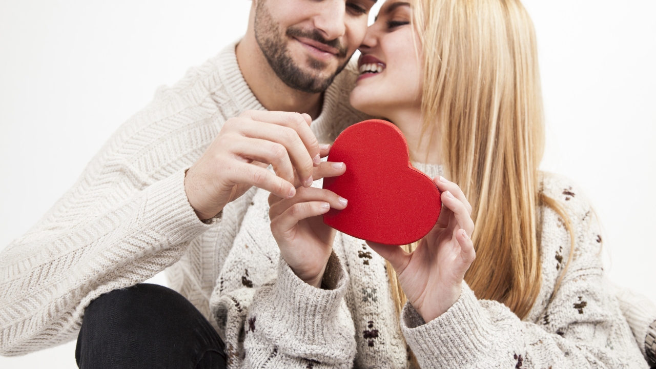 Красивая влюбленная пара с сердцем в руке