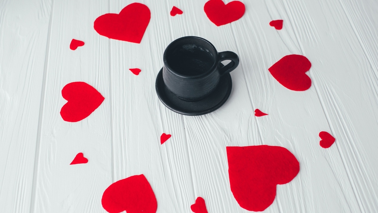Чашка кофе с красными сердечками на столе