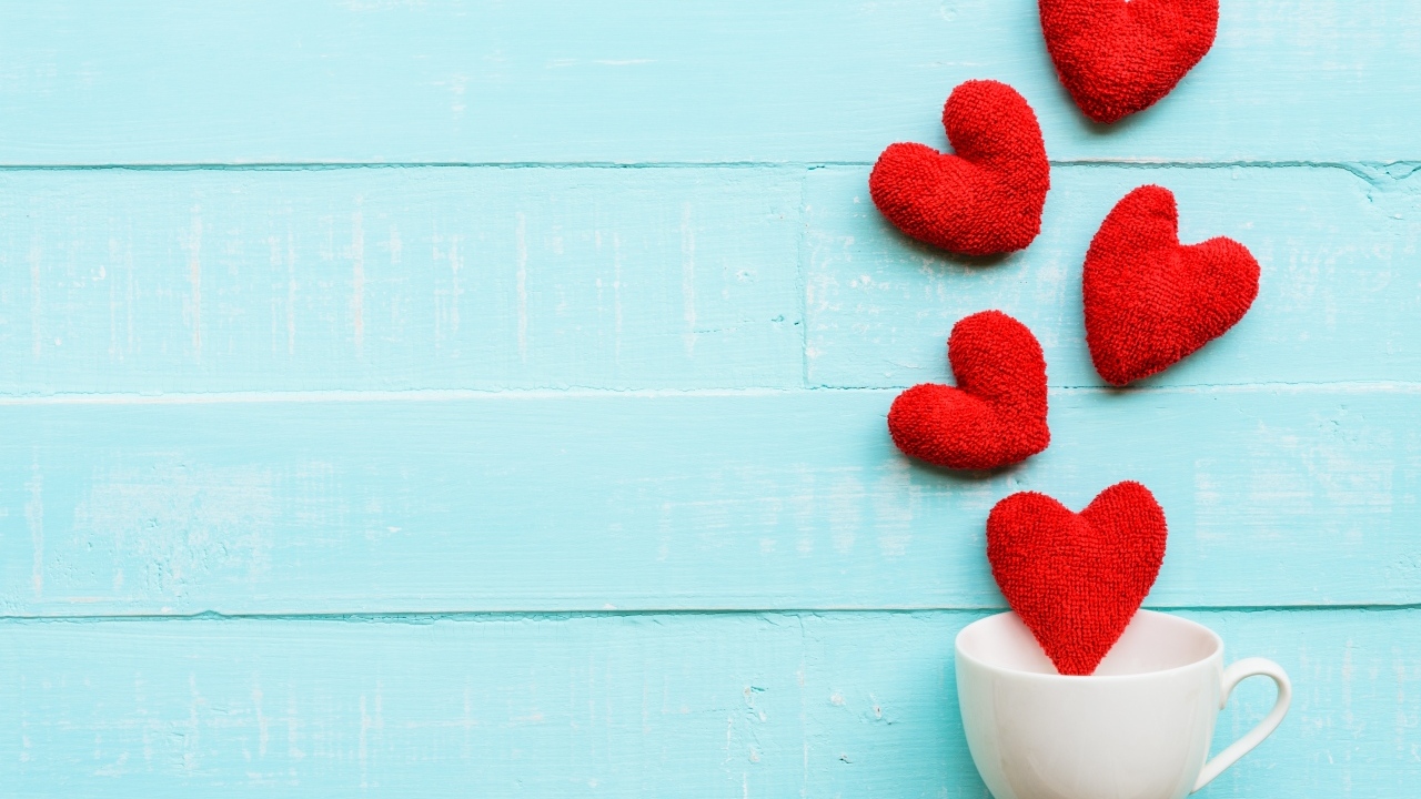 Чашка с сердечками на голубом фоне