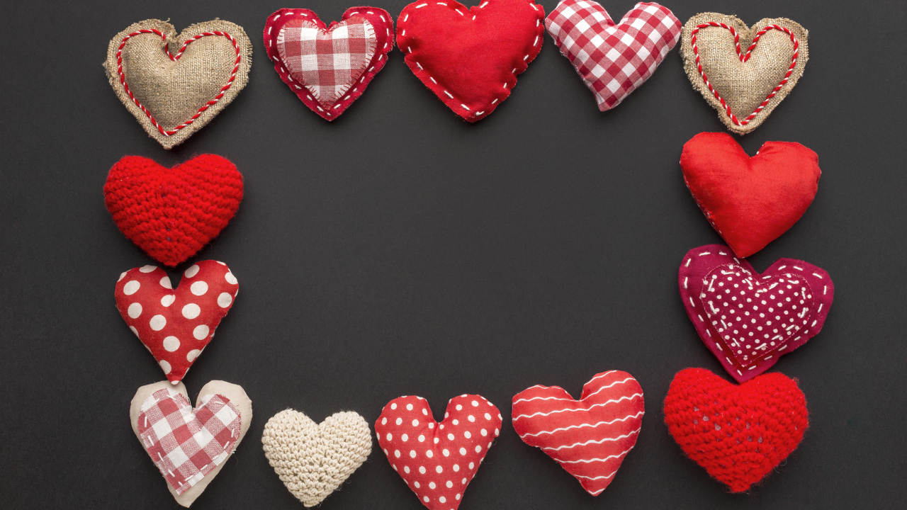 Рамка из тканевых сердечек на сером фоне, шаблон для открытки