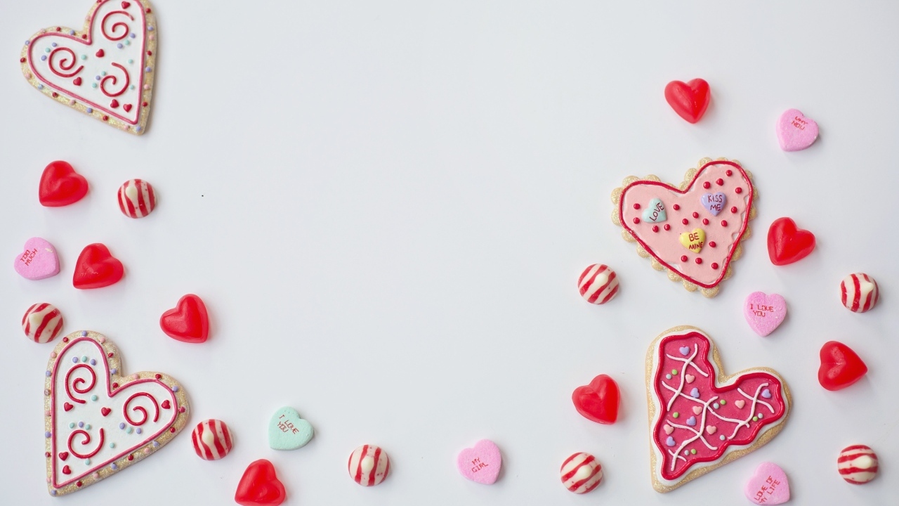 Серый фон с конфетами и печеньем в форме сердца