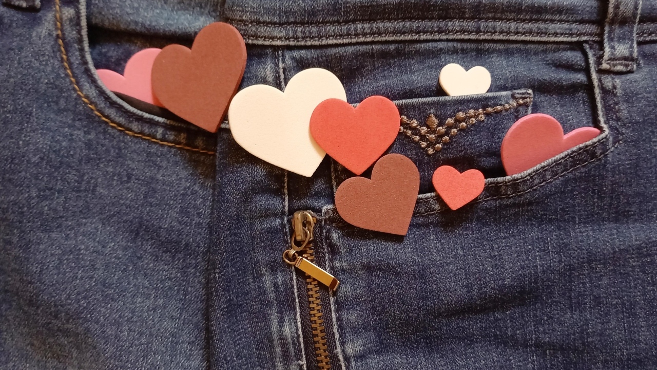 Маленькие красные сердечки в карманах джинсов