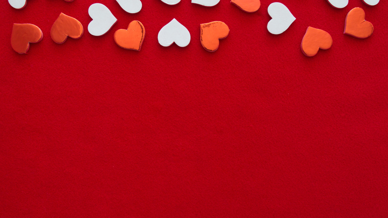 Красный фон для шаблона с маленькими сердечками