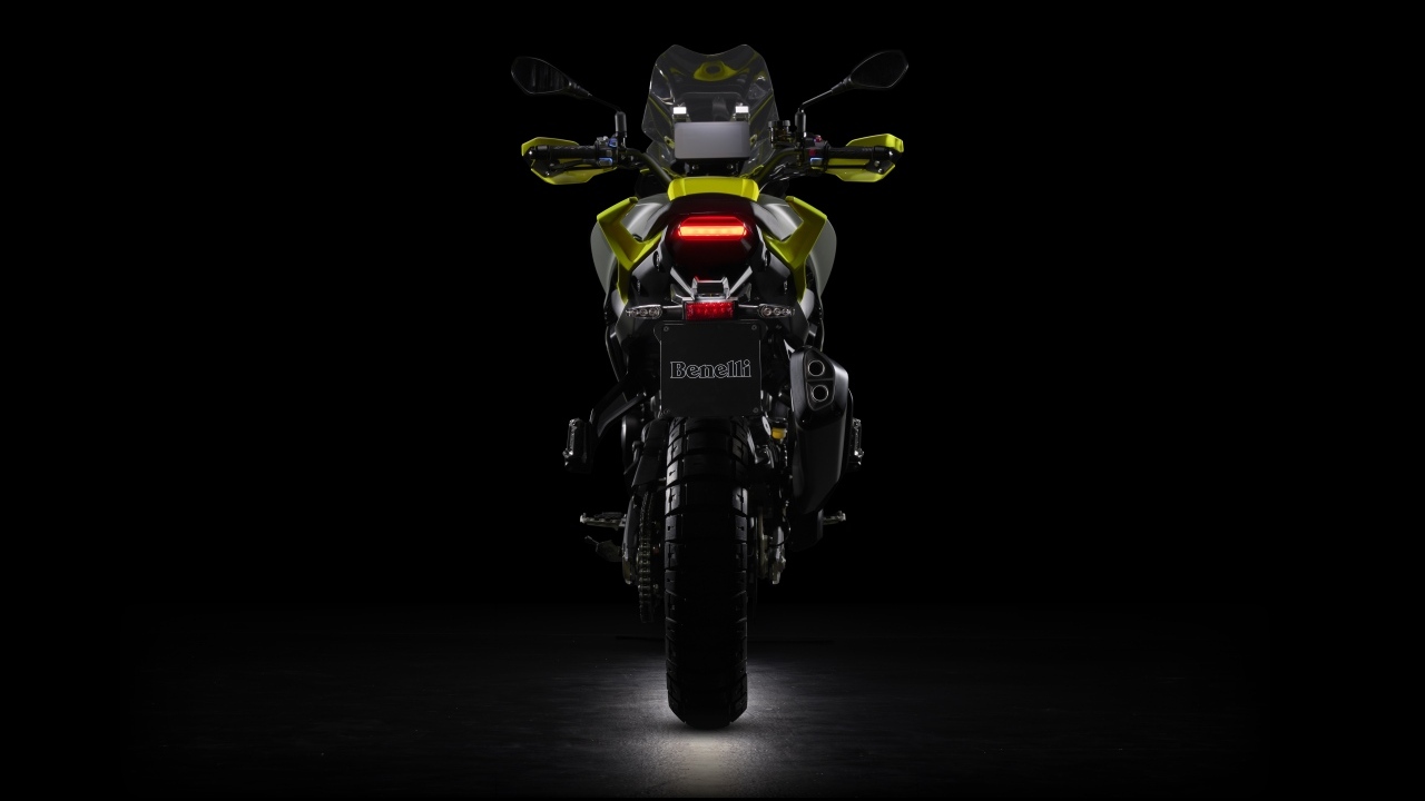 Мотоцикл Benelli TRK 800 на черном фоне