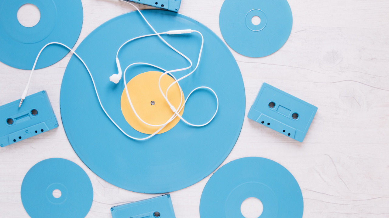 Голубые пластинки и кассеты на белом фоне