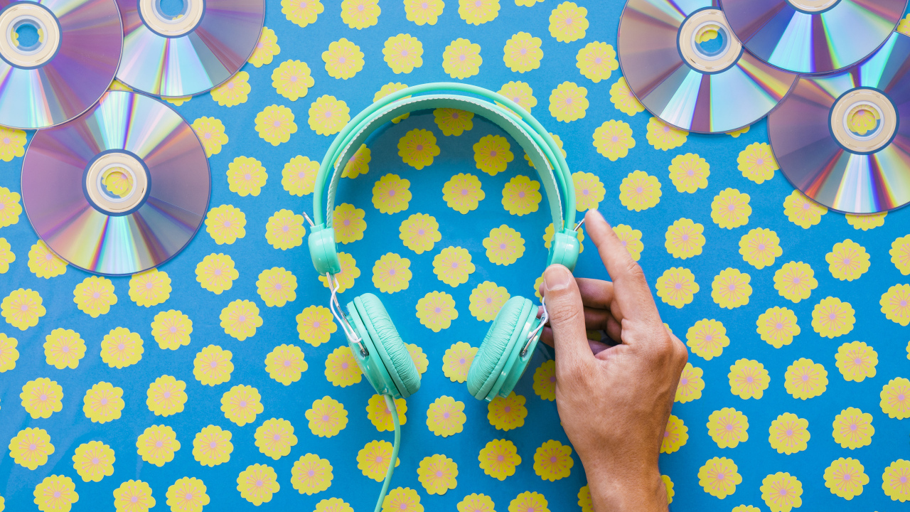 Наушники и диски на цветочном фоне