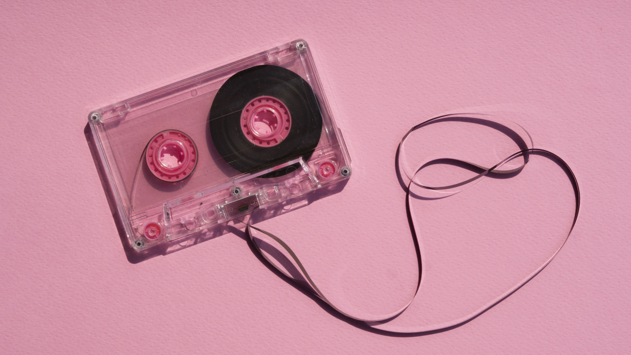 Магнитофонная кассета на розовом фоне