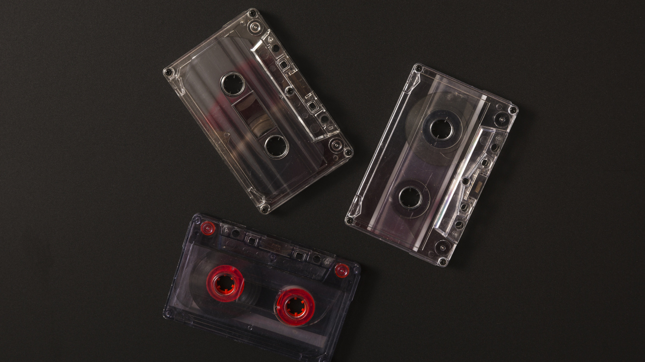 Три кассеты на черном фоне