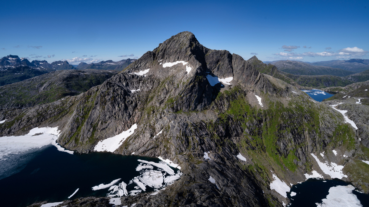 Вид на высокие горы под голубым небом
