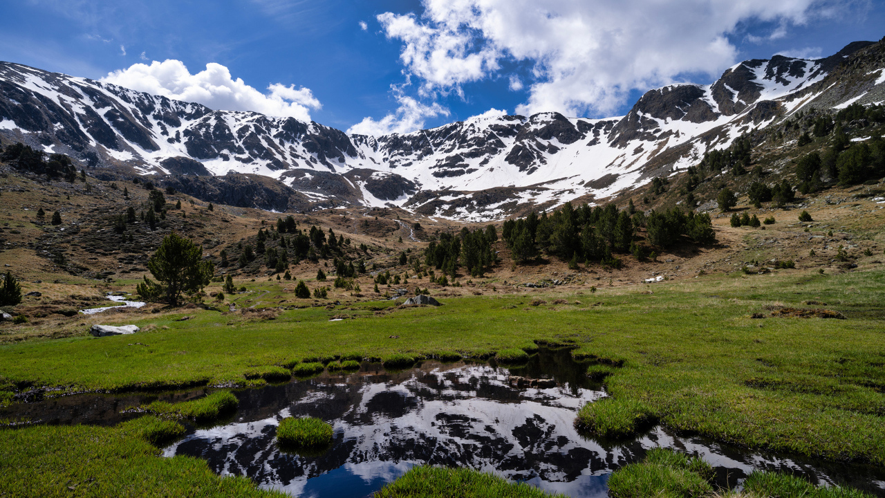 Белые облака над заснеженными горами у реки, Андорра