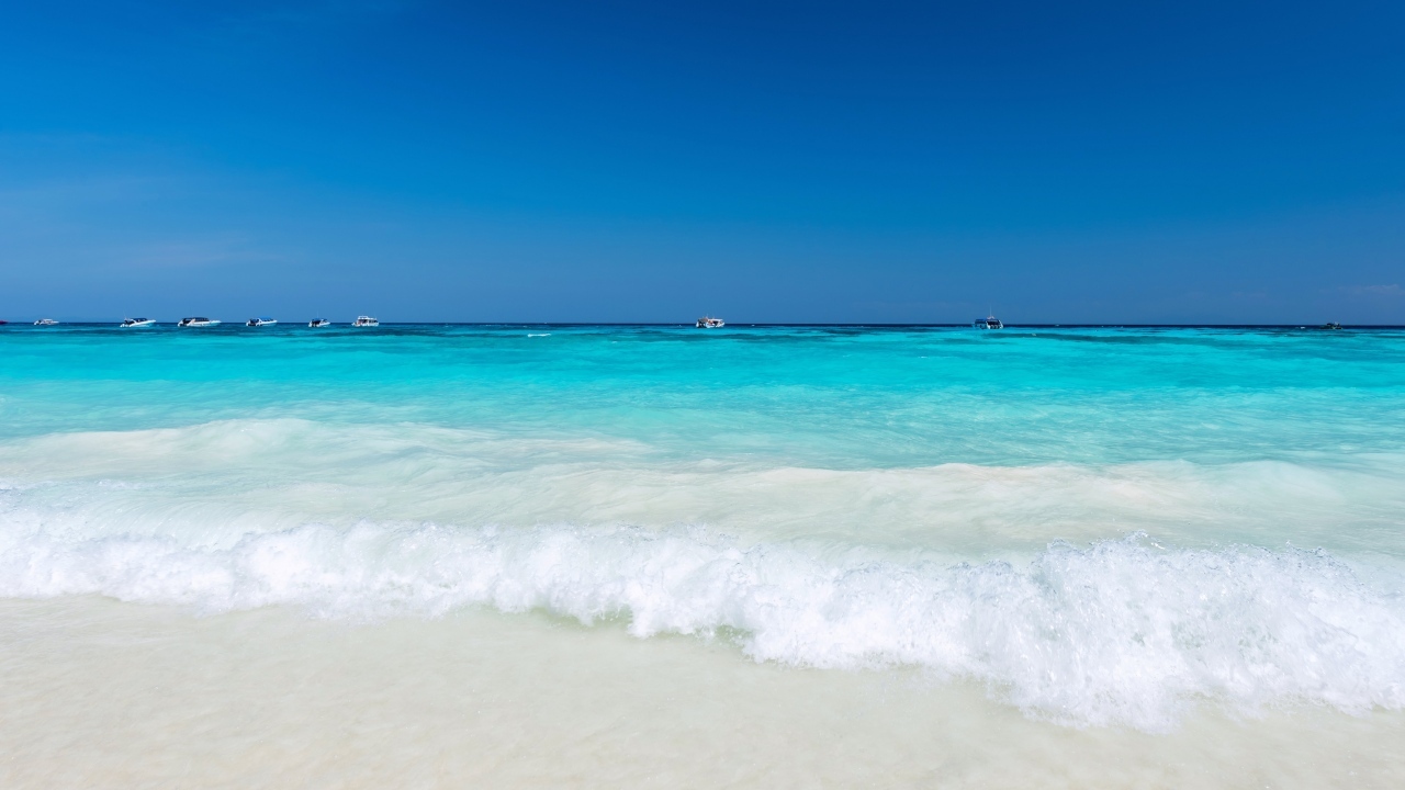 Бирюзовый океан с белыми волнами