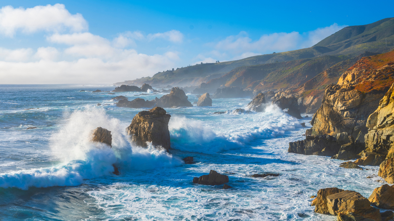 Белые бушующие волны бьются о камни 