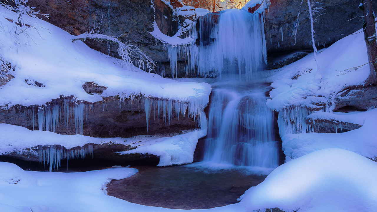 Заледеневший водопад на скале зимой