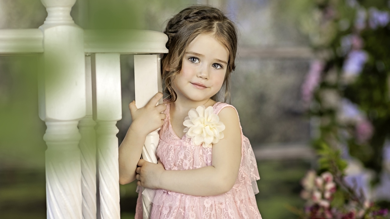 Милая маленькая девочка в розовом платье