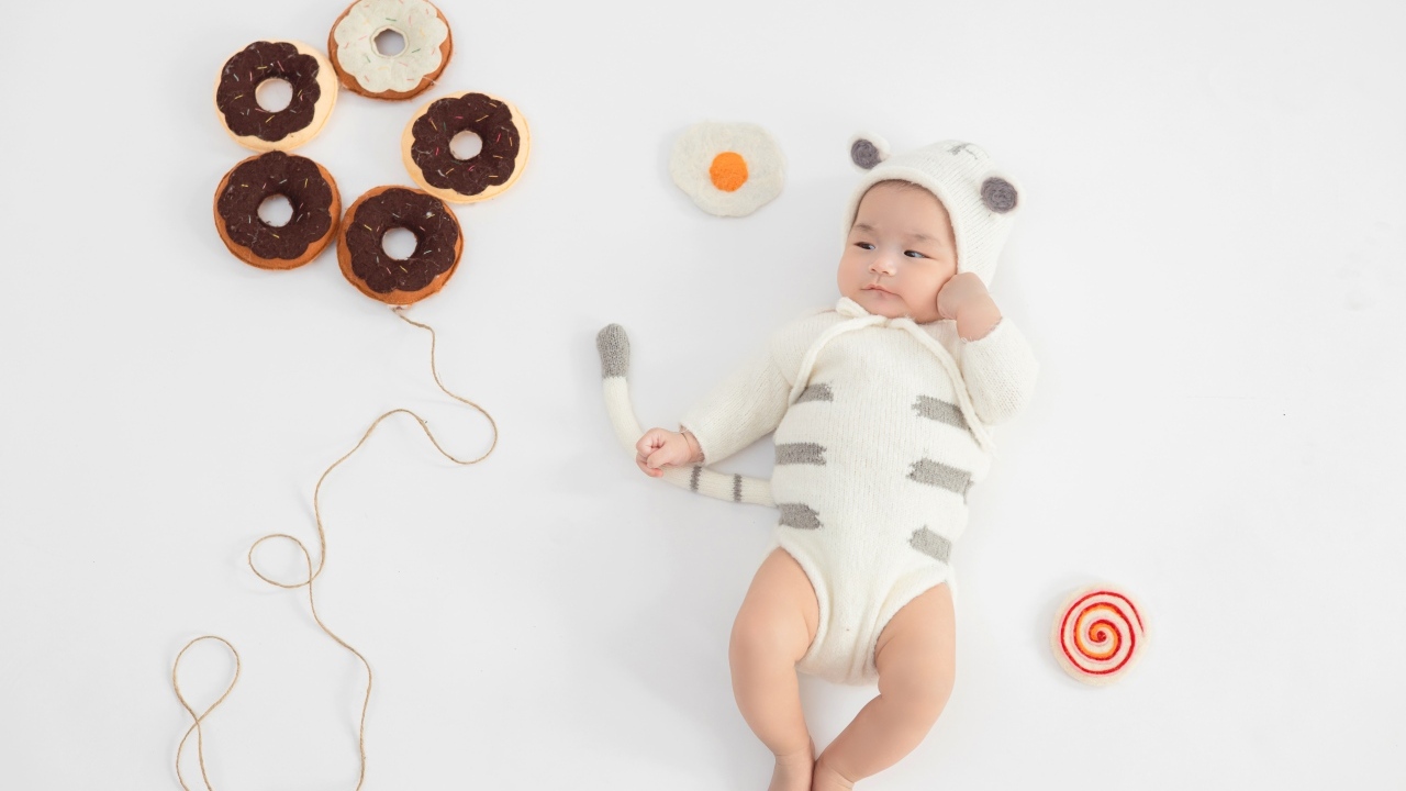 Маленький ребенок с игрушками в форме пончика