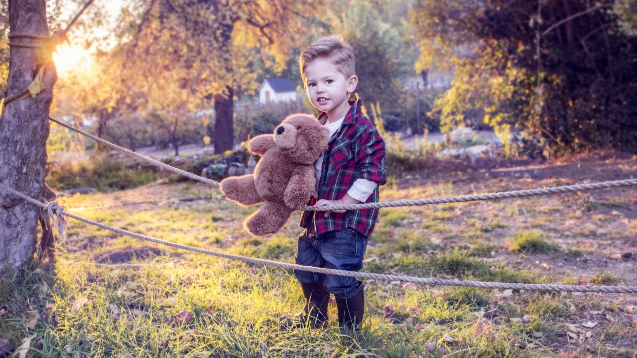 Маленький красивый мальчик с игрушкой