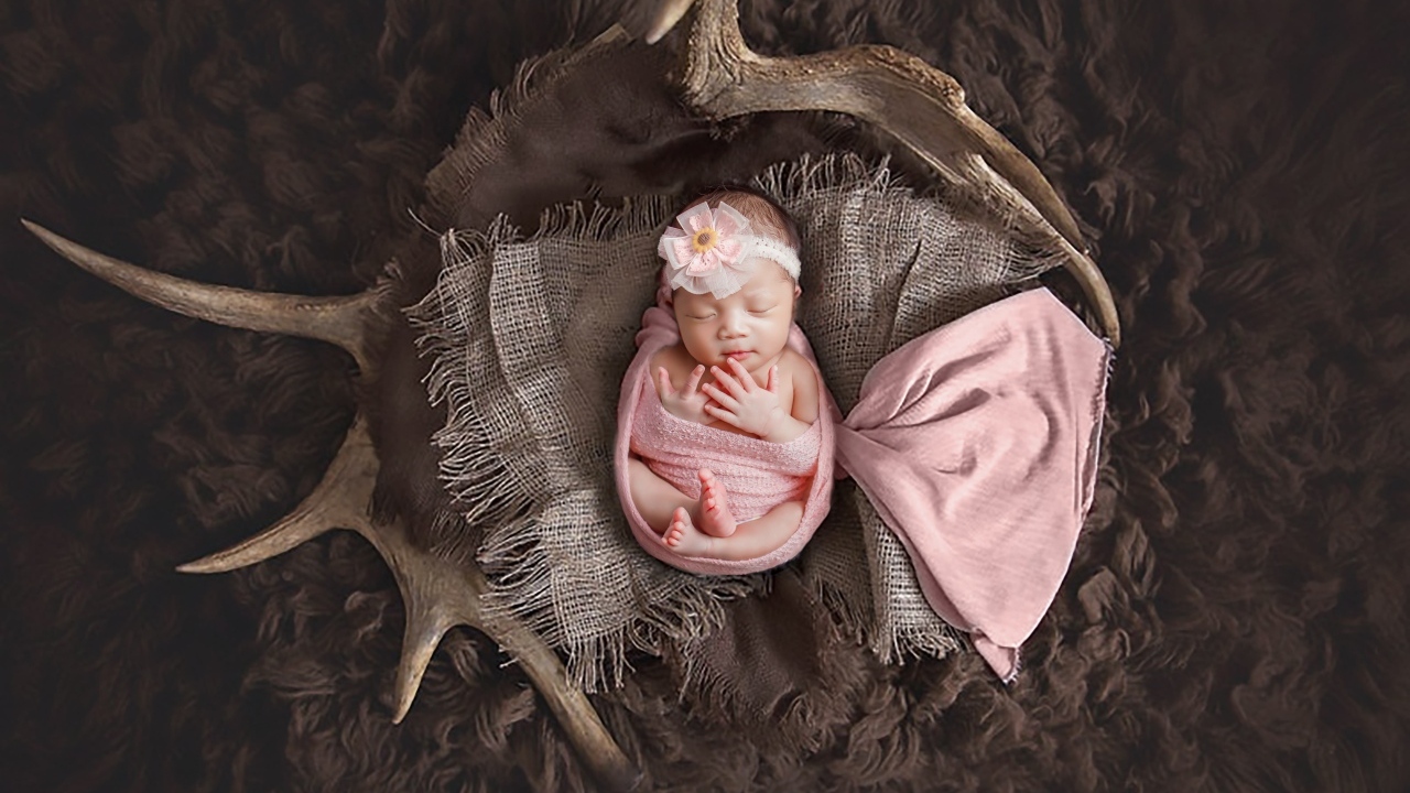 Новорожденный ребенок с оленьими рогами