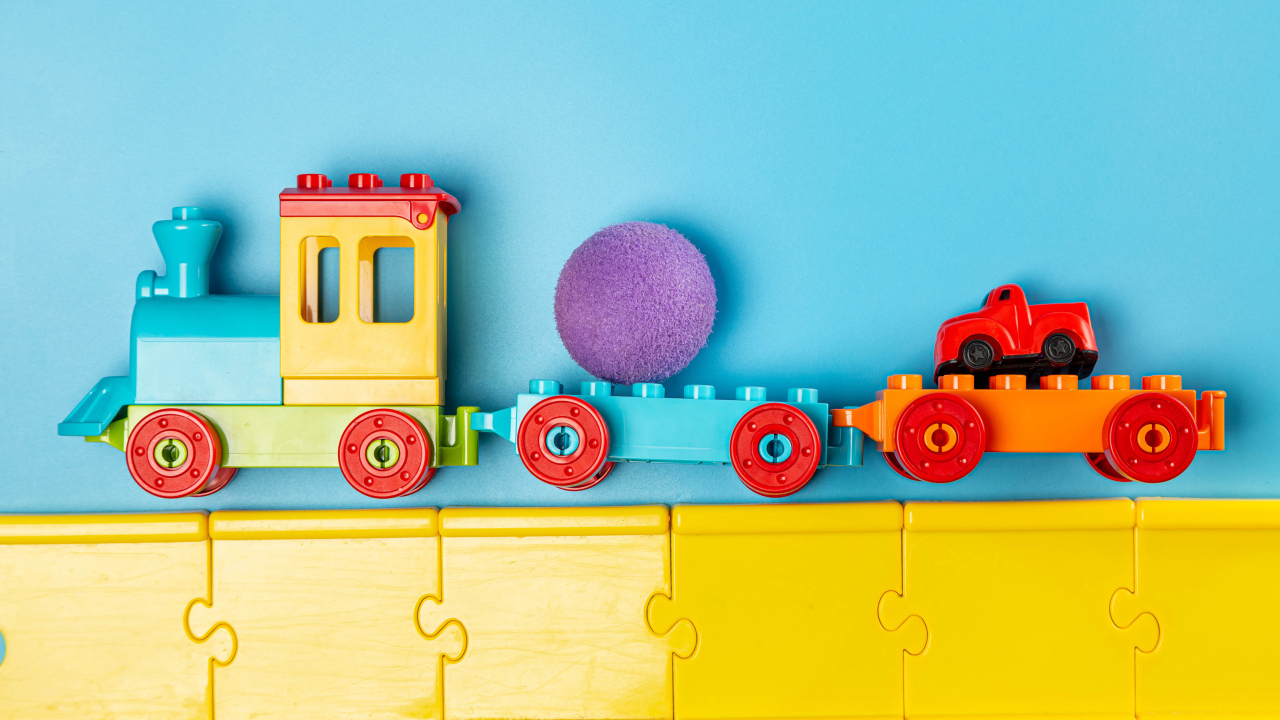 Игрушечный поезд на голубом фоне