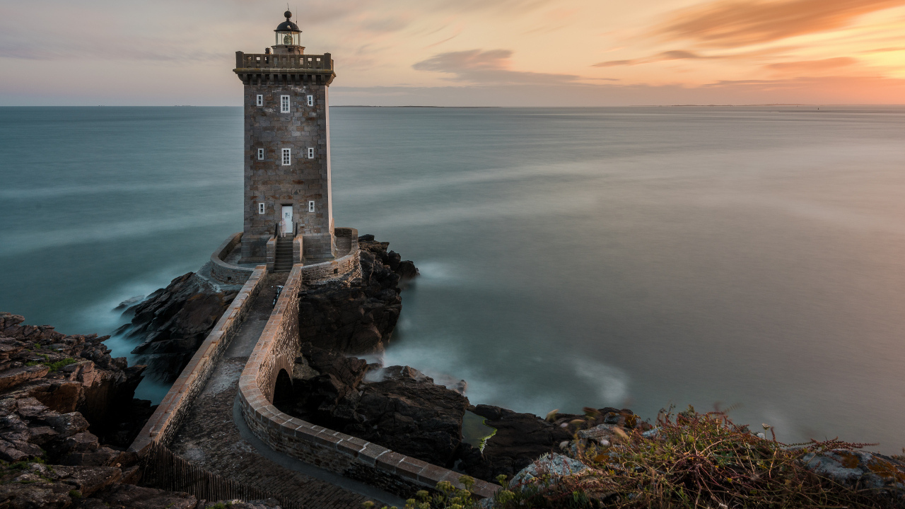 Маяк Керморван на берегу, Франция