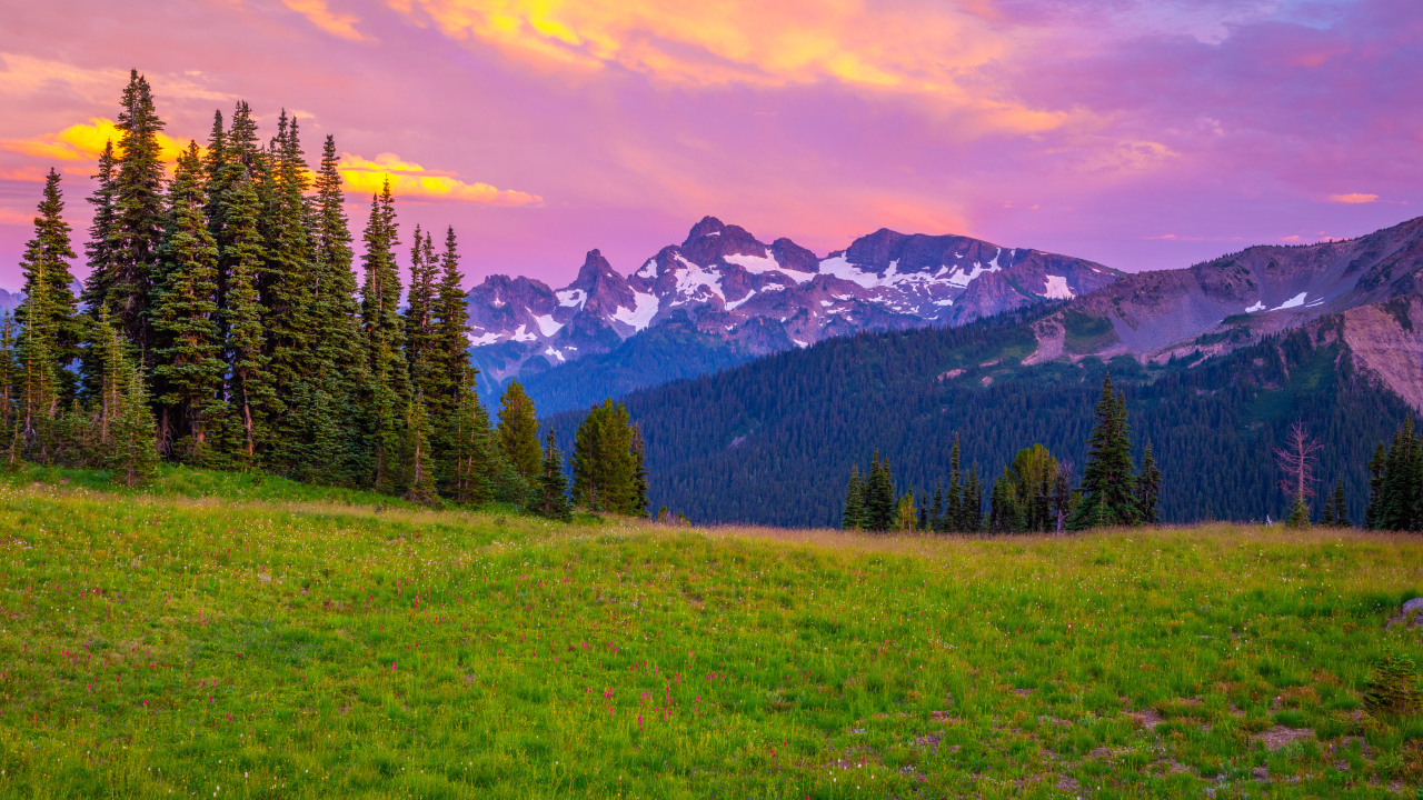 Красный закат в горах, США