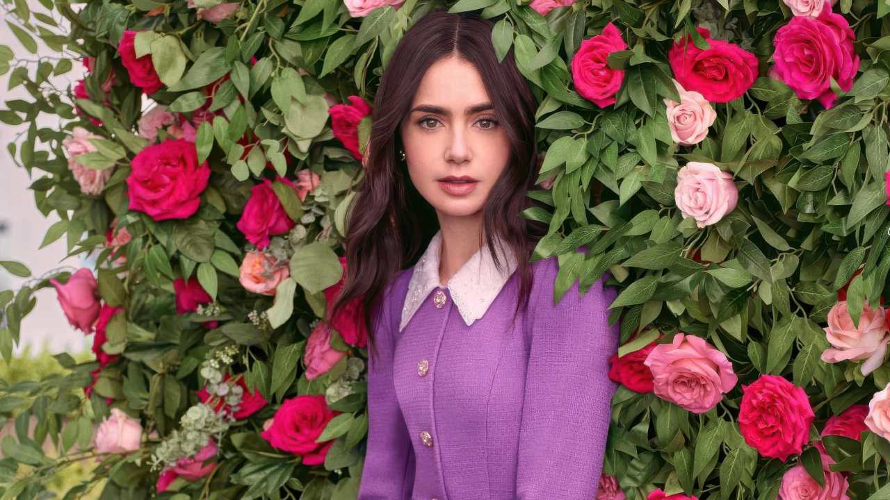 Актриса Лили Коллинз стоит у цветов