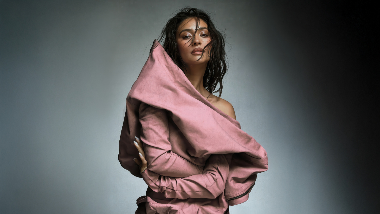 Актриса Шэй Митчелл на сером фоне