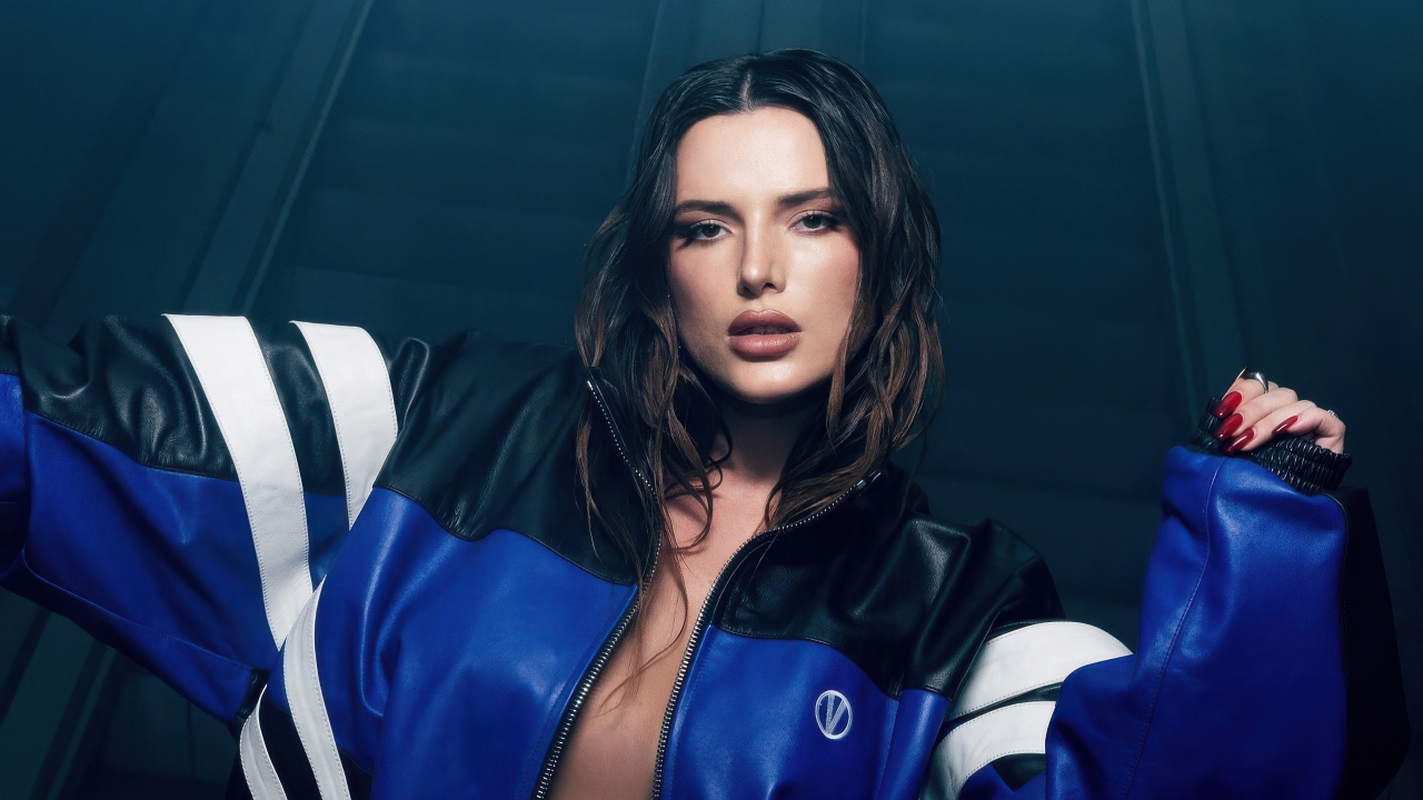 Красивая актриса Белла Торн в кожаной куртке