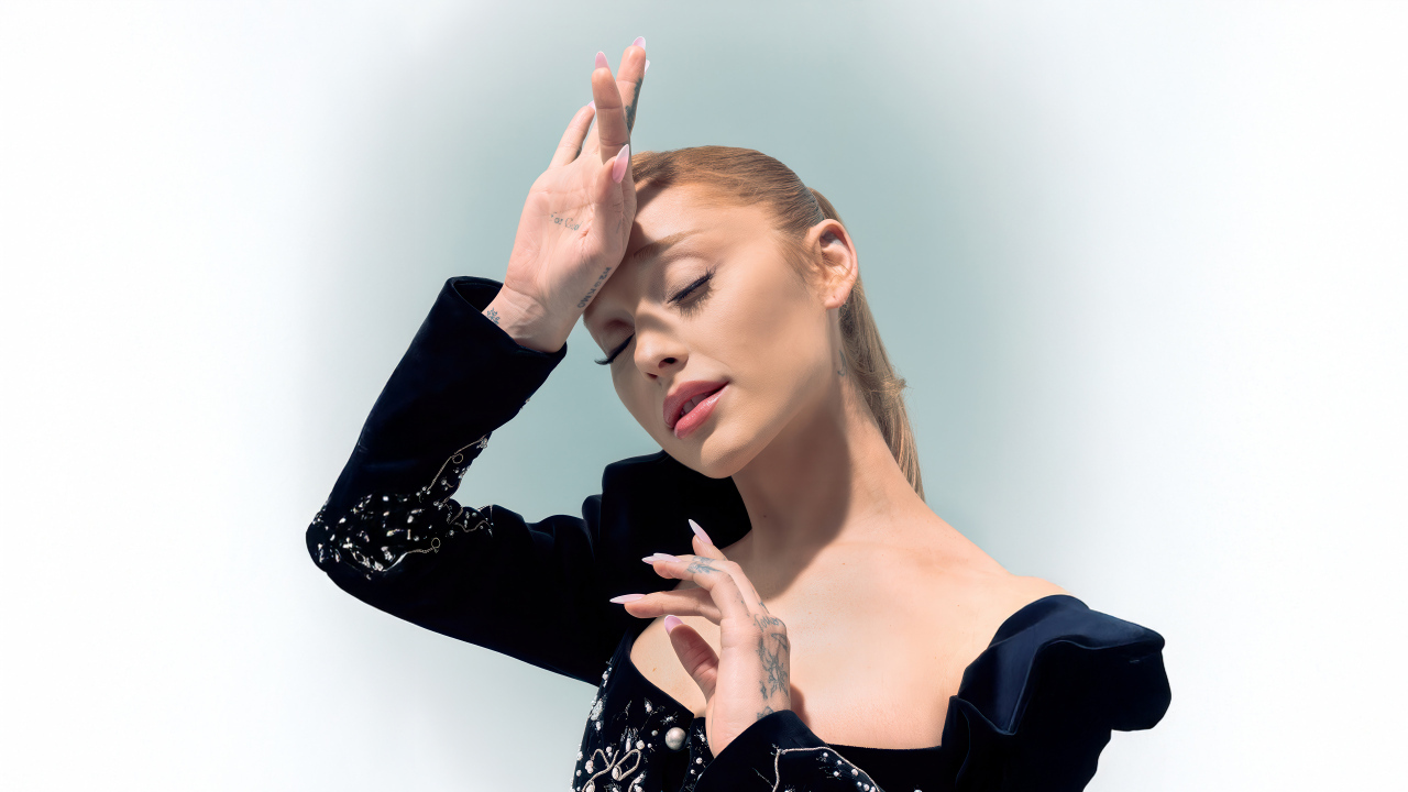 Милая американская актриса и певица Ариана Гранде с закрытыми глазами