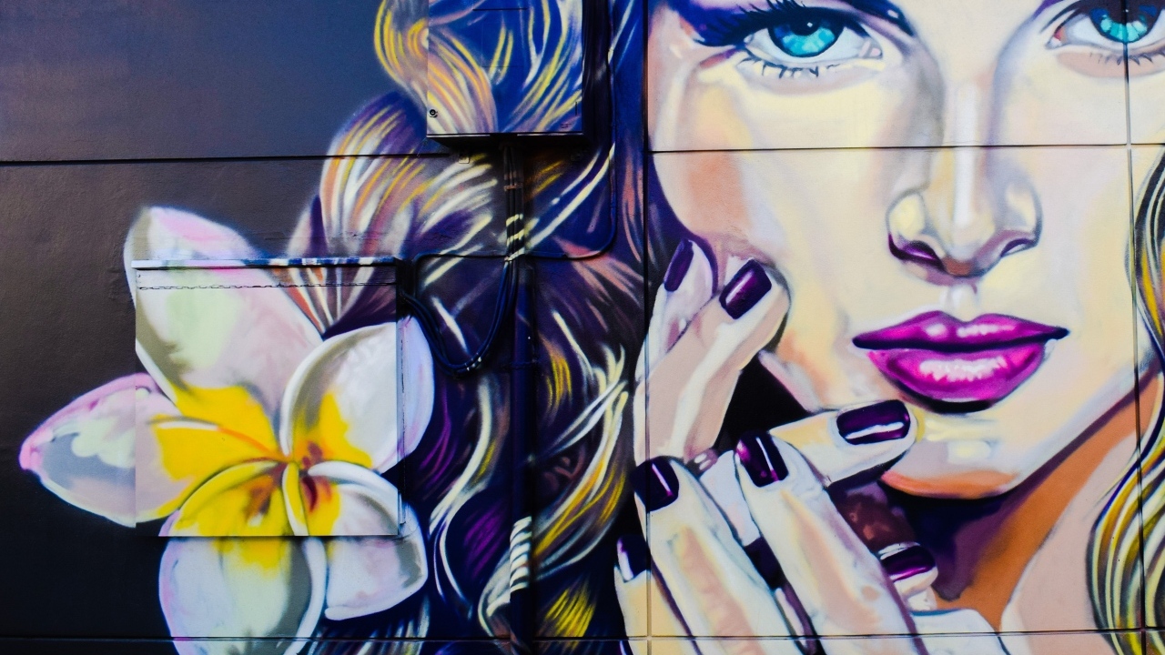 Нарисованное лицо девушки с цветком