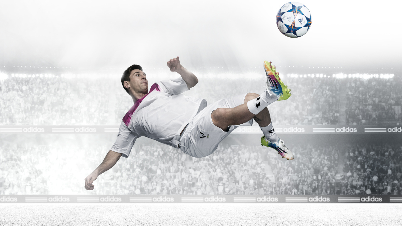 Футболист Месси отбивает мяч