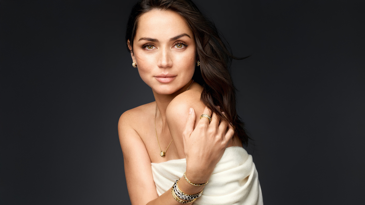 Нежная кареглазая девушка актриса Ана де Армас