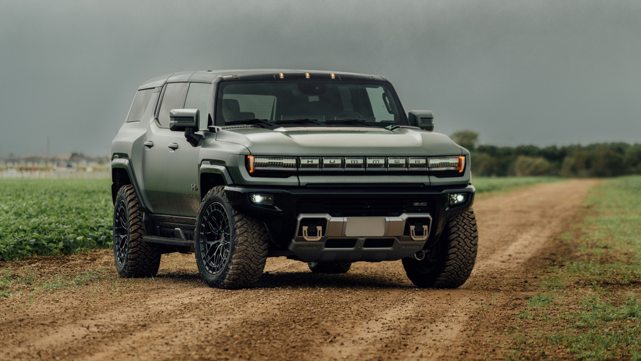 Большой Hummer Electric Pickup на поле