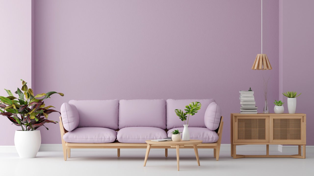 Большой фиолетовый диван в гостинной у стены