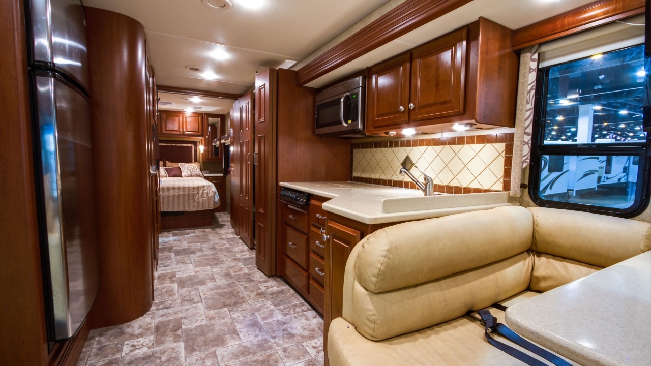 Дом на колесах с красивой деревянной мебелью