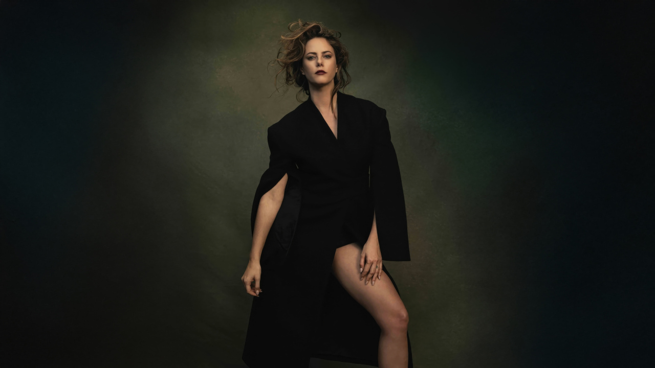 Эффектная актриса Кая Скоделарио в черном наряде