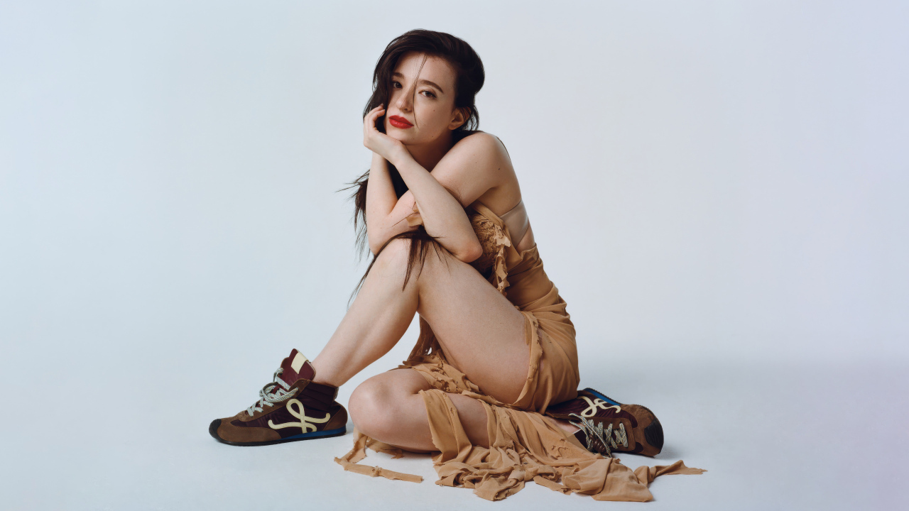 Молодая актриса Майки Мэдисон на сером фоне