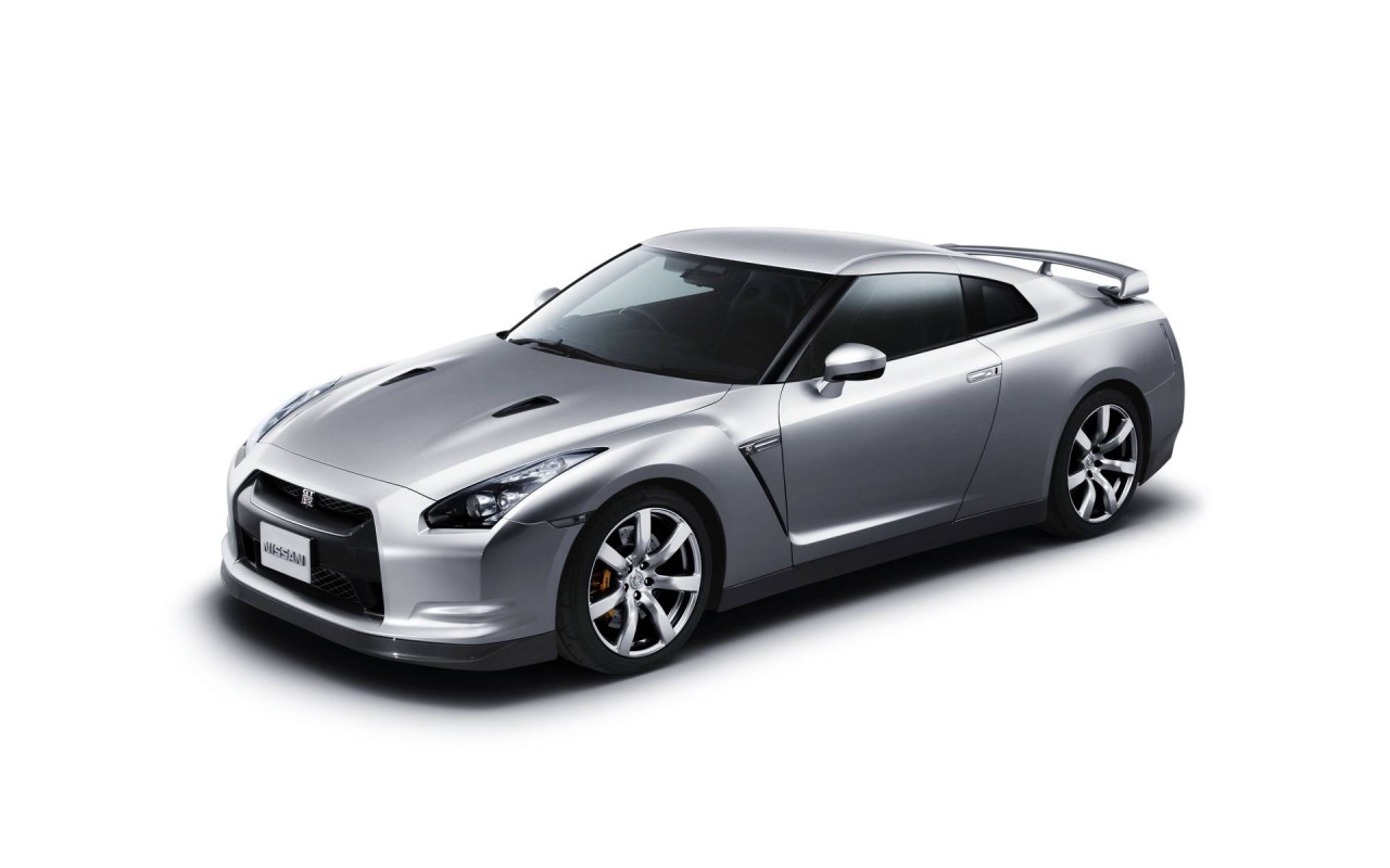 Серебристый Nissan GT