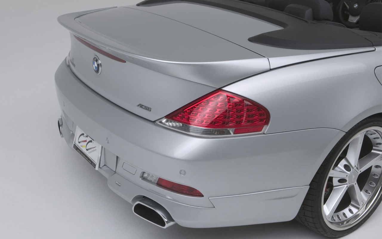 Автомобиль BMW 645 вид сзади