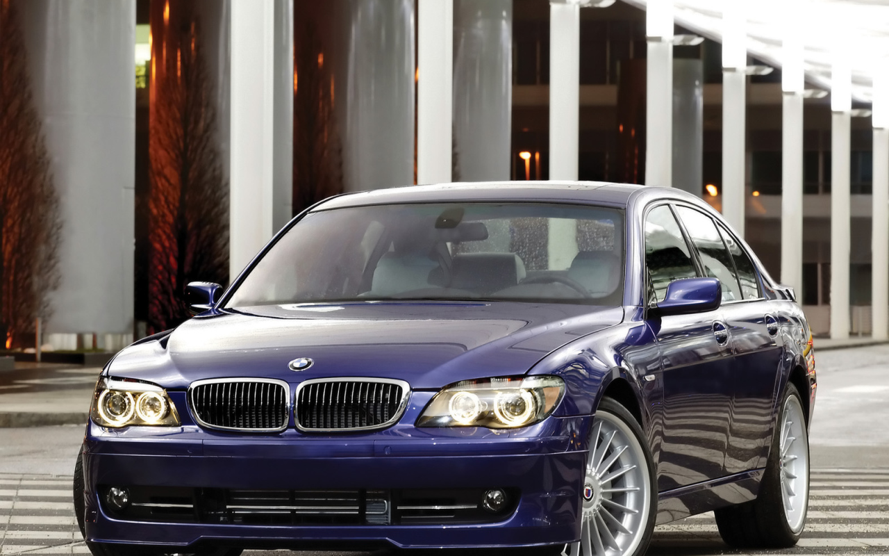 Перед синей BMW Alpine