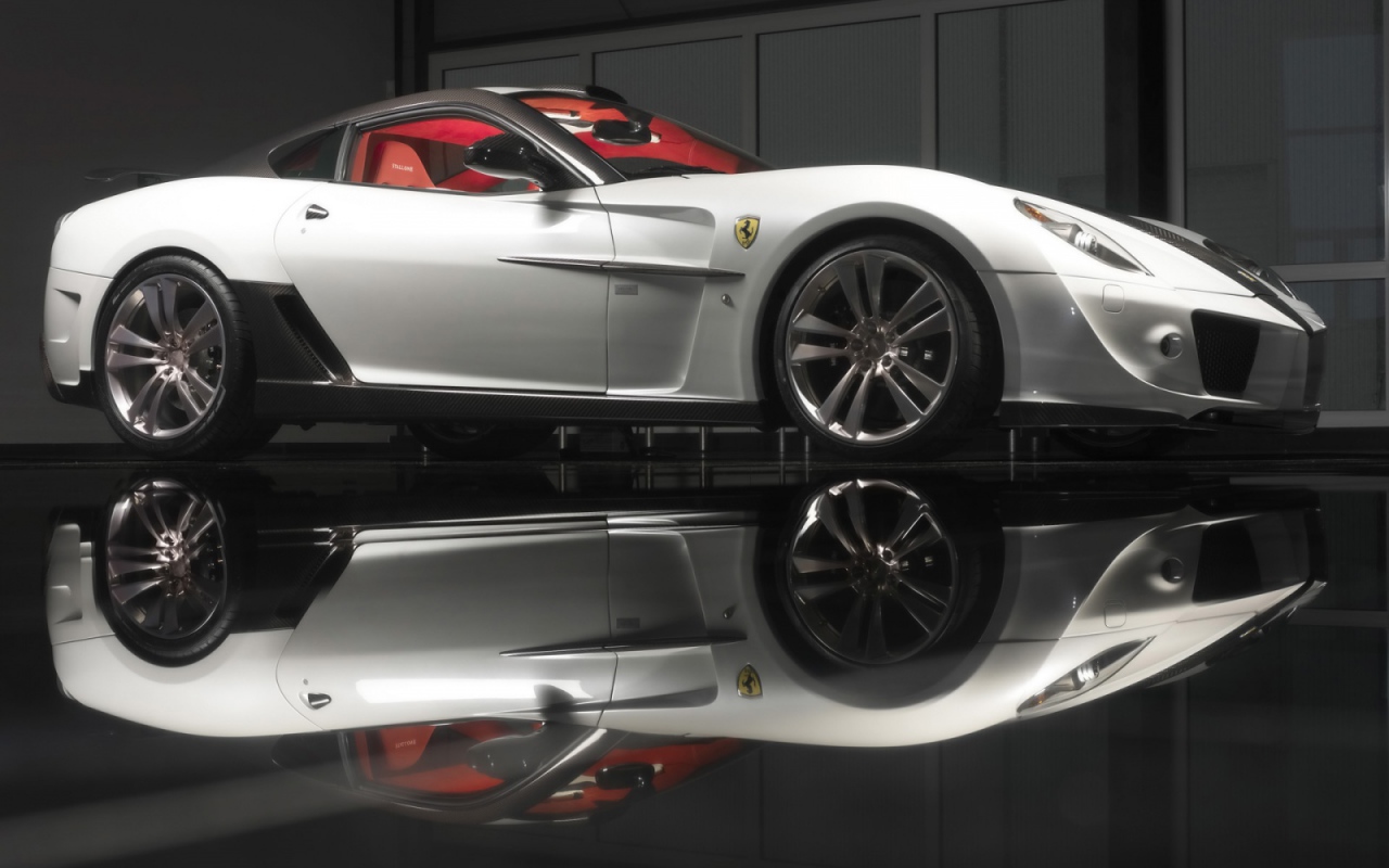 Белый Ferrari 599 GTB вид сбоку