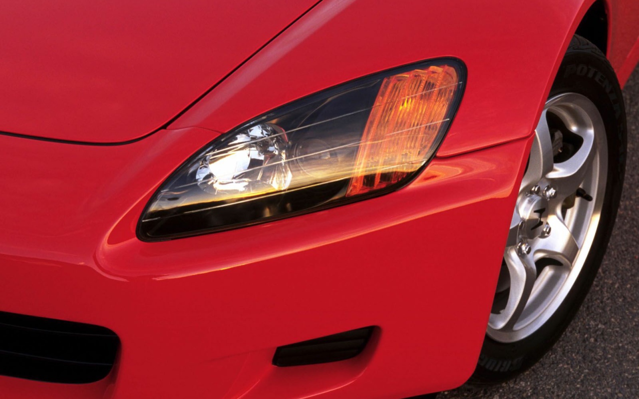 Перед красной Honda S2000