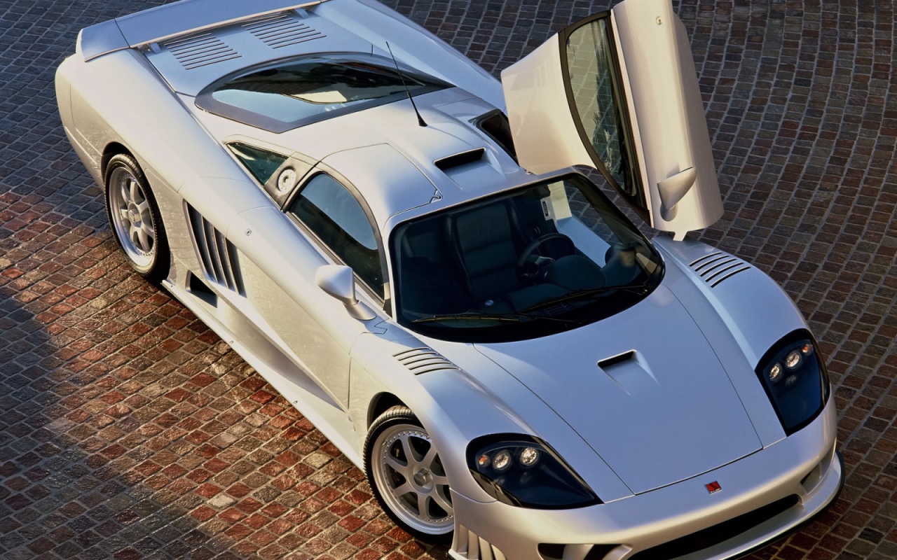 Серебрянный Saleen S7