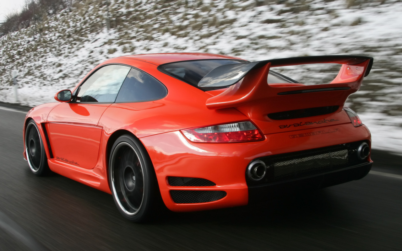 Красный Porsche на зимней дороге