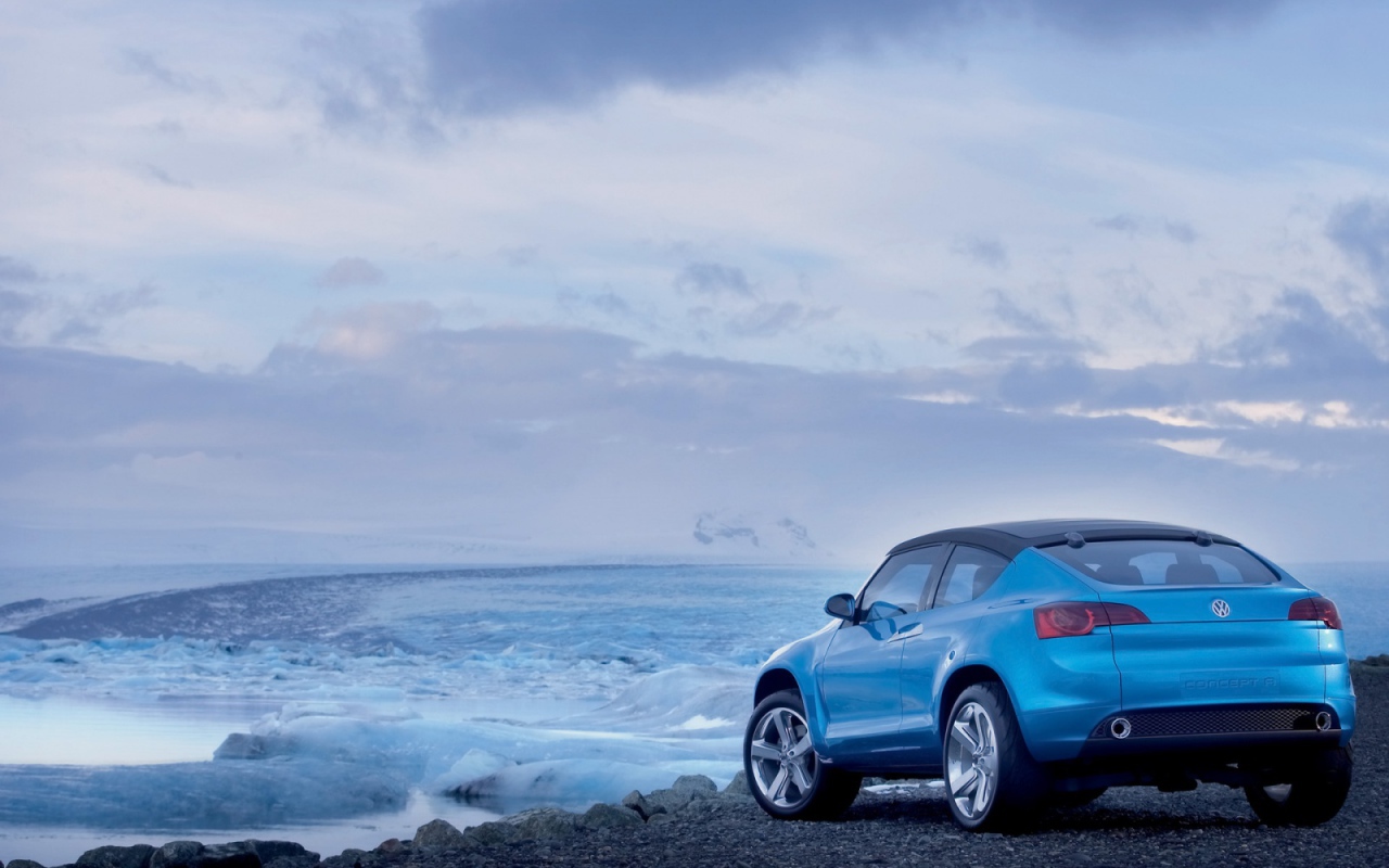 Автомобиль Volkswagen у моря