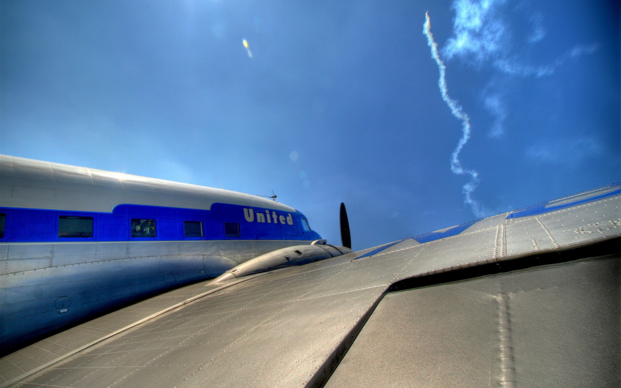 На крыле самолета