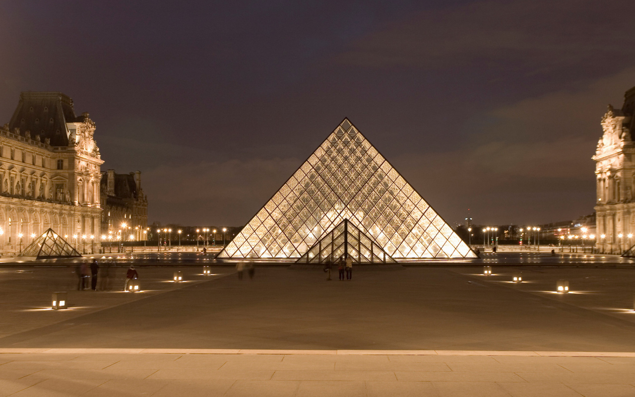 Пирамида Лувра